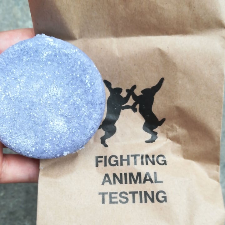 photo of LUSH Fresh Handmade Cosmetics Jumping Juniper shampoo bar shared by @thecatcherintherye on  15 Aug 2020 - review