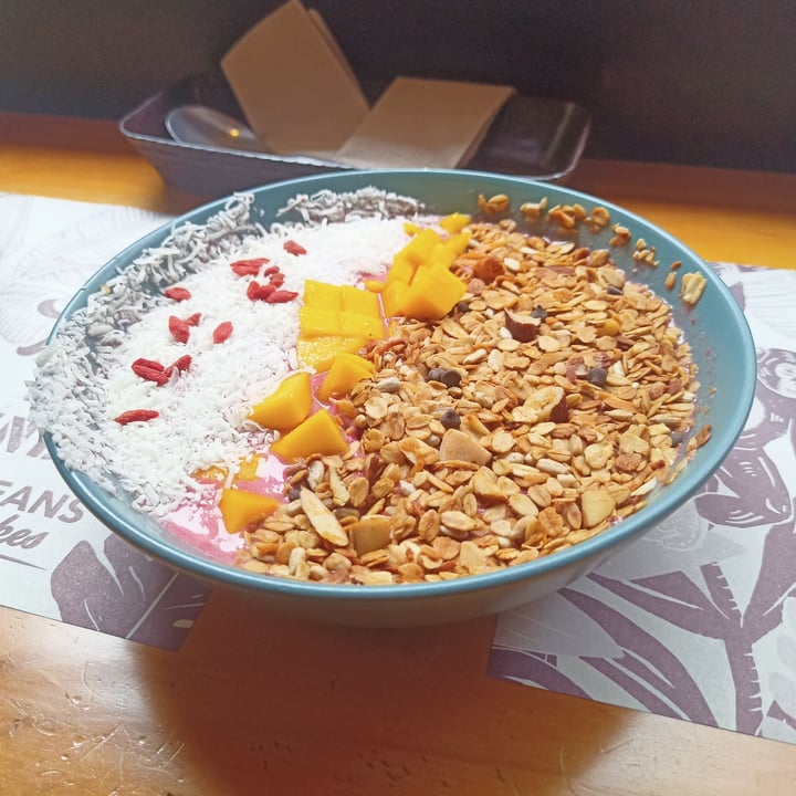 photo of Veggie Beans and Shakes Shake Berry Bowl shared by @gissellearthling on  20 Sep 2022 - review