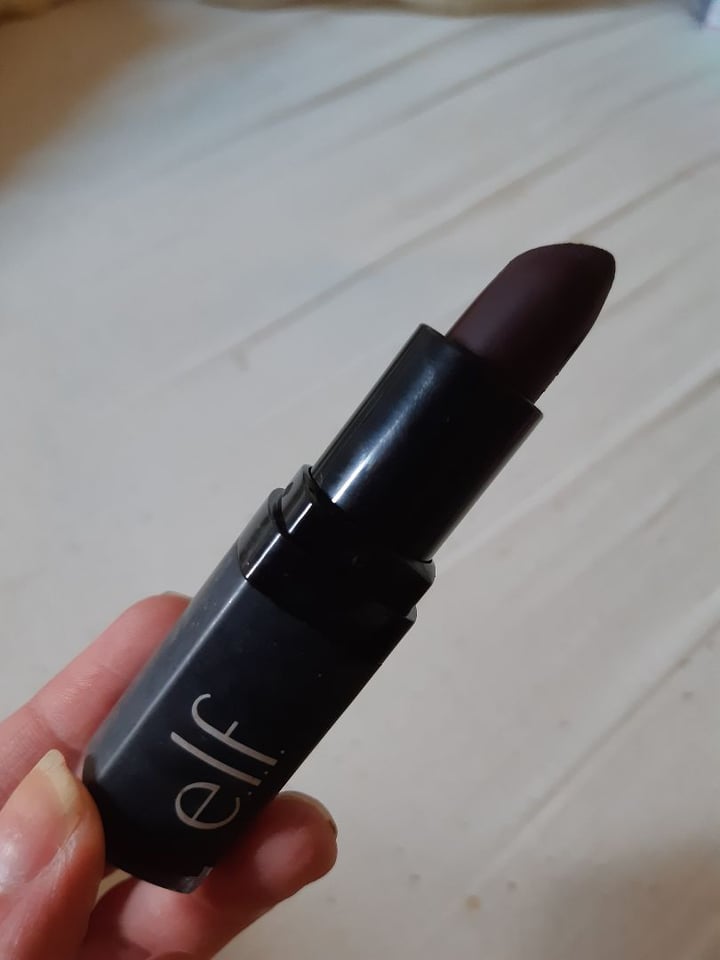 review photo of e.l.f. Cosmetics Batom Elf roxo longa duração shared by @veganeirando on 30 Mar 2020 - review