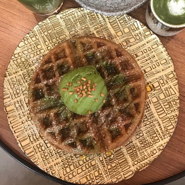 菜肴“Dairy free waffle with matcha ice cream”的照片