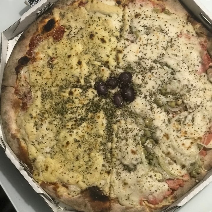 review photo of Comparini Pizzaria pizza meia portuguesa veg e meia 4 queijos veg shared by @joaovit on 31 Jan 2022 - review