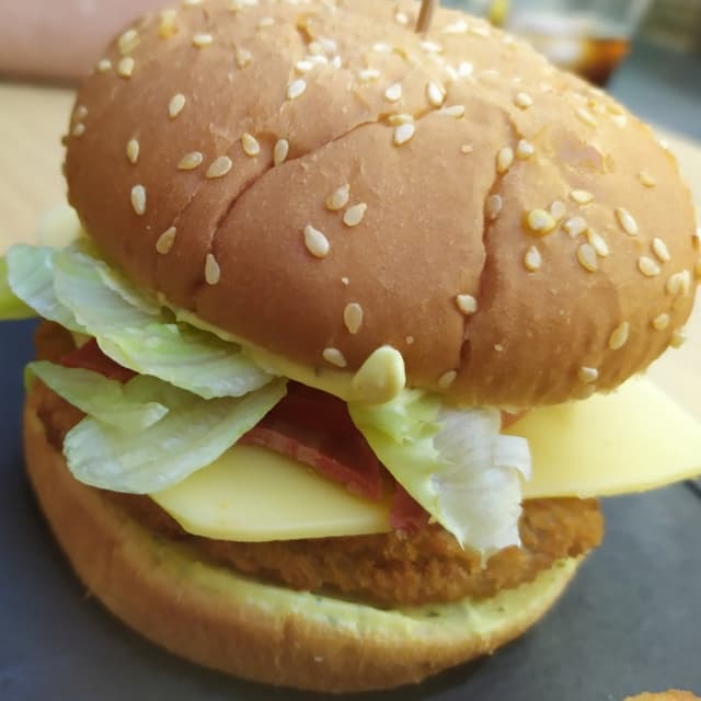 Foto del plato “Hamburguesa de no pollo con queso”