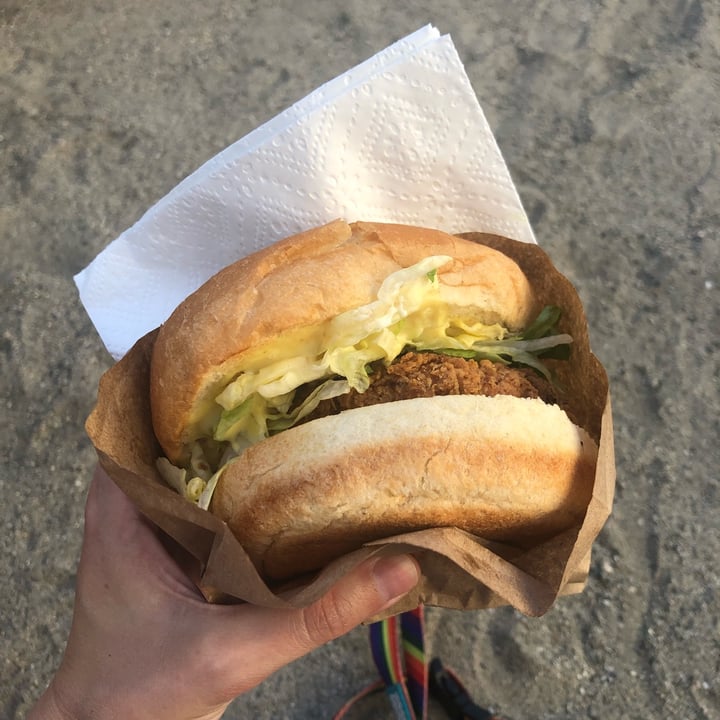 photo of Veg Out Plant Based Burgers & Shakes Chick’n Burger shared by @ndeangelis on  13 Aug 2022 - review