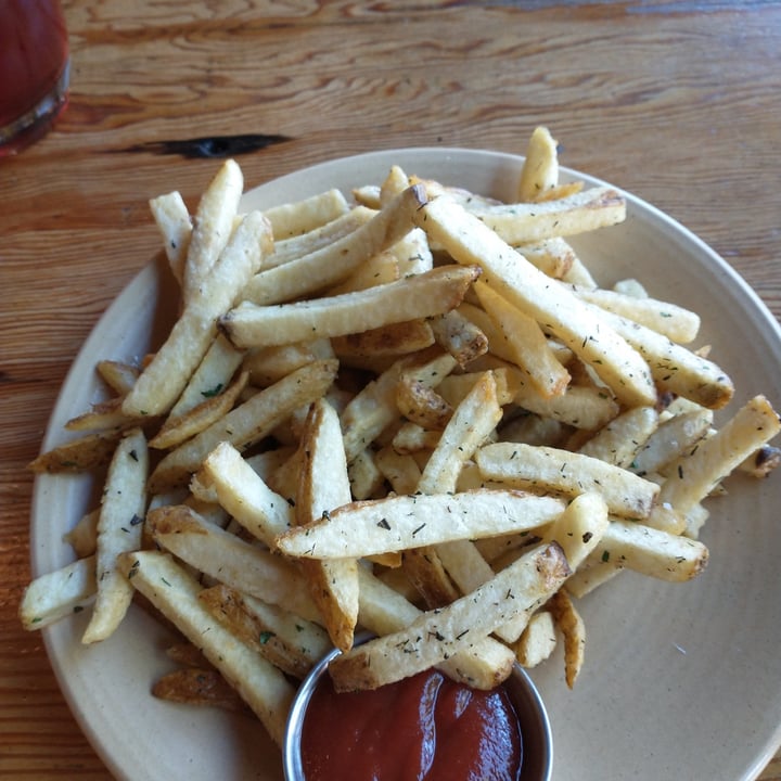 photo of Solstice Wood Fire Pizza, Bar & Catering House Fries shared by @dianemh on  22 May 2022 - review
