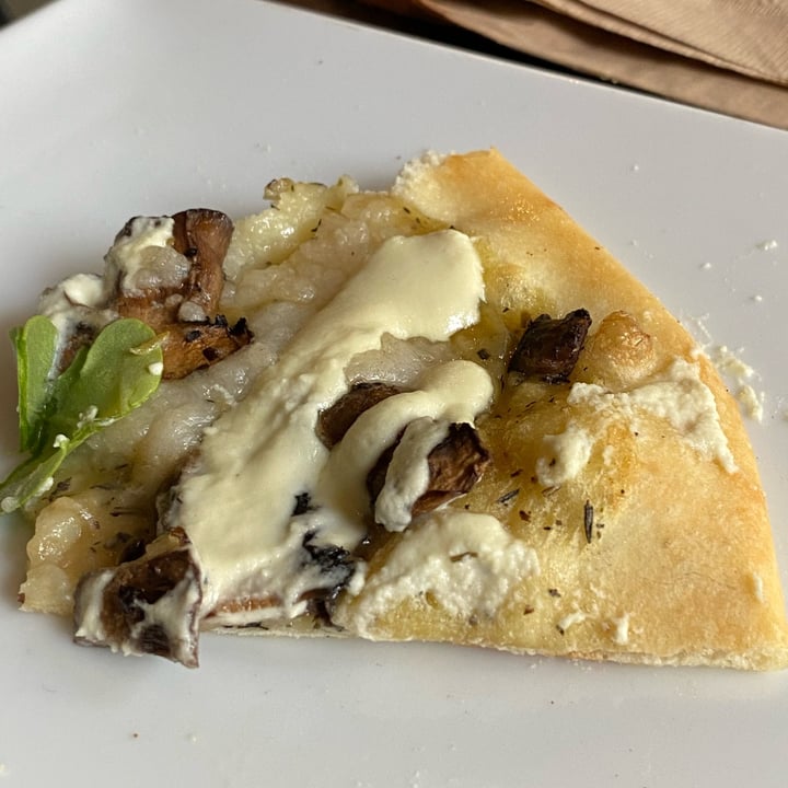 photo of Virtuous Pie Super Funghi Pizza shared by @malarky on  27 Jul 2022 - review
