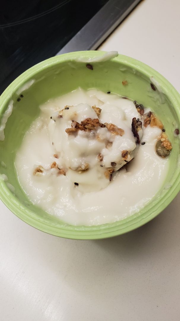 review photo of Chobani Coconut Non-Dairy Blend Vanilla Yogurt shared by @wafflerica on 23 Jan 2020 - review