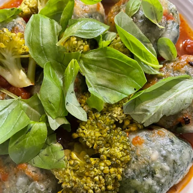 菜肴“Malfattis De Espinaca Y Tofu”的照片