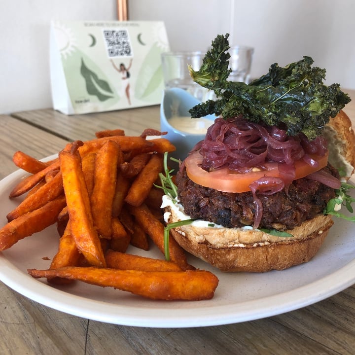 photo of Nourish'd Observatory ENJOY THE LENTIL THING BURGER shared by @mothercitymatt on  06 Dec 2022 - review