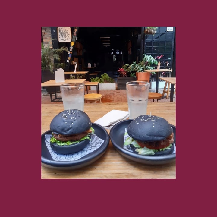 review photo of Cafe Leon Interior 6 Local 3 Paseo Del Faro Hamburguesas Carbón Activado shared by @milkveg on 02 Oct 2021 - review