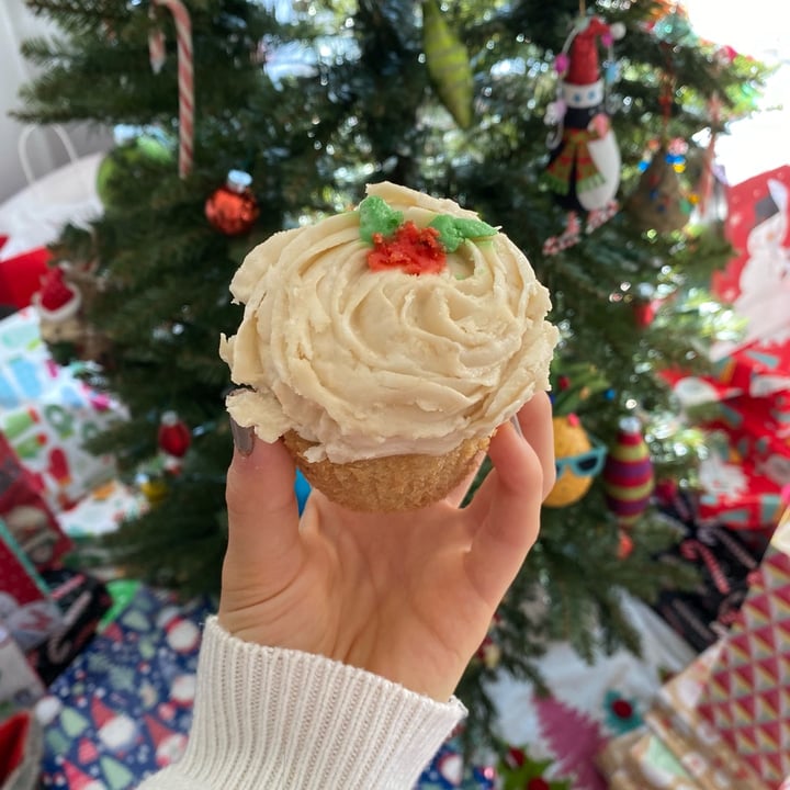 photo of The Vegetable Hunter- Vegan/ Vegetarian Cafe & Boutique Brewery Vanilla Cupcake shared by @alexanicole on  19 Dec 2021 - review