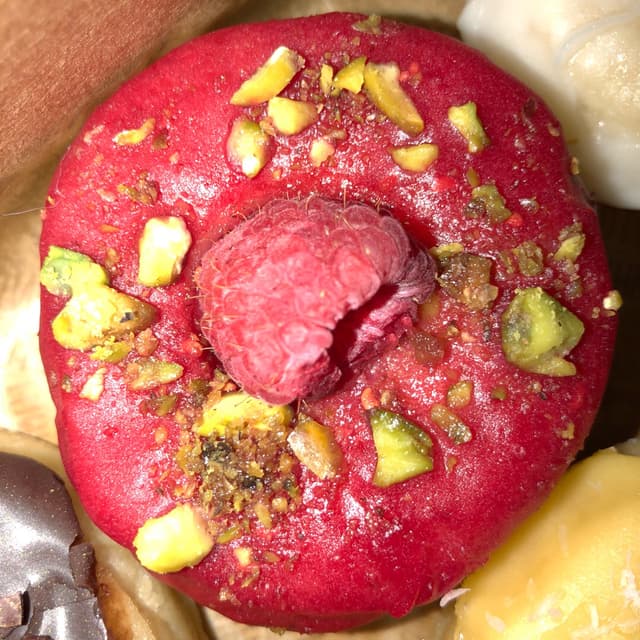 Foto do prato “Pistachio raspberry mini donut”