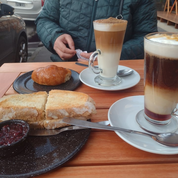 review photo of Francis - Deli & Market Café Caramel Con Leche De Almendras shared by @sofia8 on 04 Dec 2021 - review