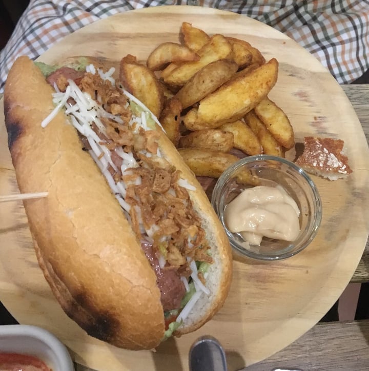 review photo of La Oveja Negra taberna vegana. Perrito Beyond Meat shared by @yolandaescri on 11 Jan 2020 - review
