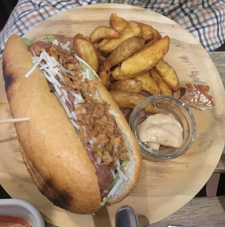 photo of La Oveja Negra taberna vegana. Perrito Beyond Meat shared by @yolandaescri on  11 Jan 2020 - review