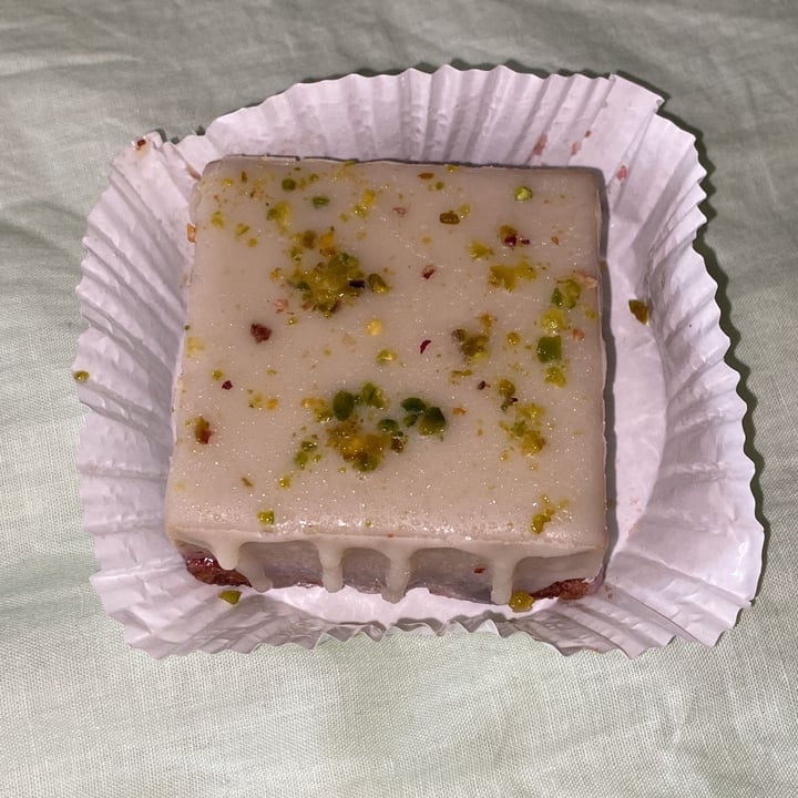 photo of Eurochef Italia Tortino Bio Vegan Pistacchio e Lampone shared by @stelstel on  18 Jul 2022 - review