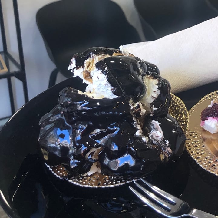 photo of MadamaDorè Profiteroles shared by @violettaplantbased on  07 Sep 2021 - review