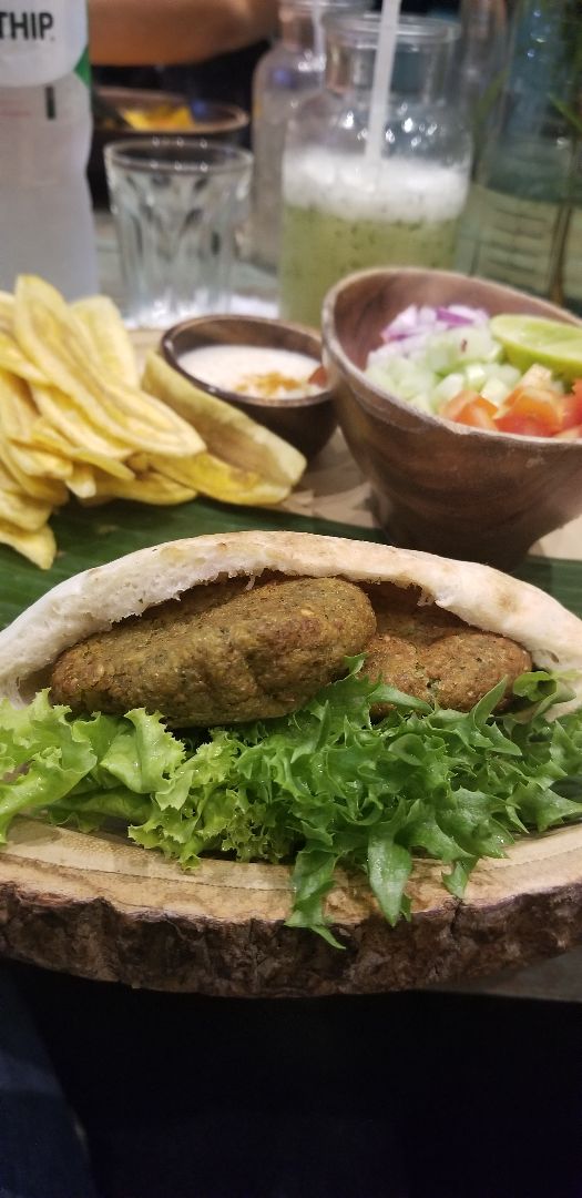 photo of Mango Falafel + hummus in pita bread shared by @criselefantasia on  02 Dec 2019 - review