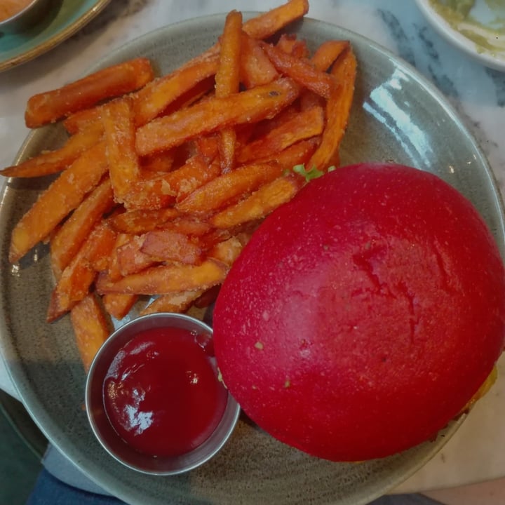 photo of Avo Brothers Pink Burger shared by @fledfay on  30 Nov 2021 - review