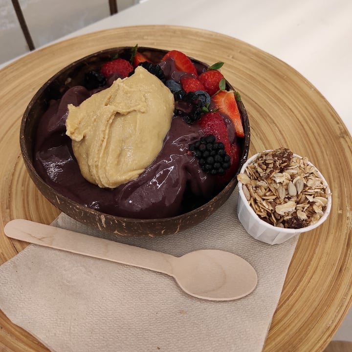 photo of #RAW VEGAN FIRENZE Acai Bowl shared by @tuscanvegan on  15 Jul 2021 - review