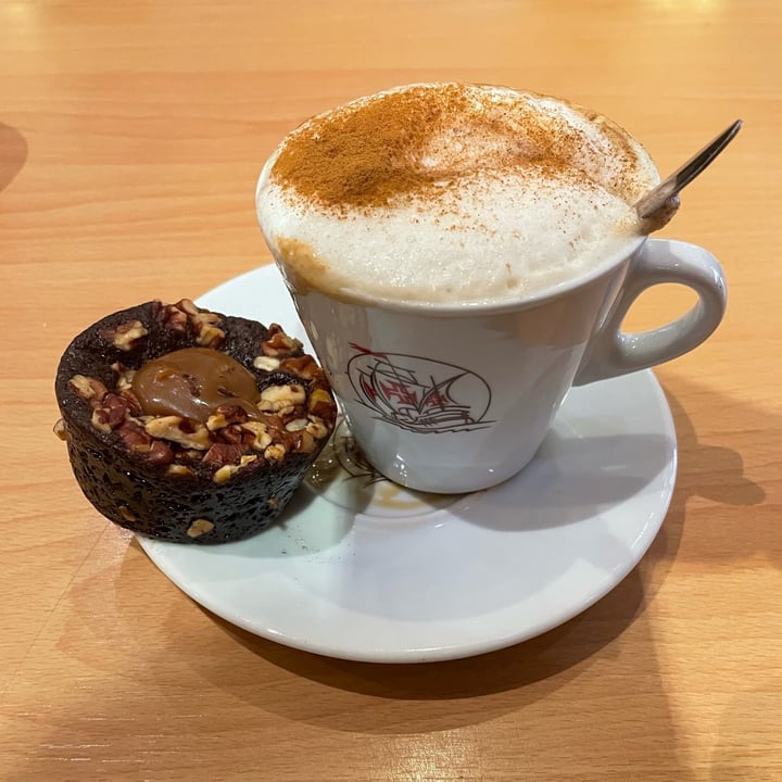 photo of Espresso House Caramel Brownie With Pecans shared by @minmarmag on  24 Oct 2021 - review