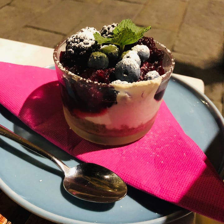 photo of L'OV Osteria Vegetariana Cheesecake ai frutti di bosco shared by @wandavetveg on  30 Aug 2021 - review