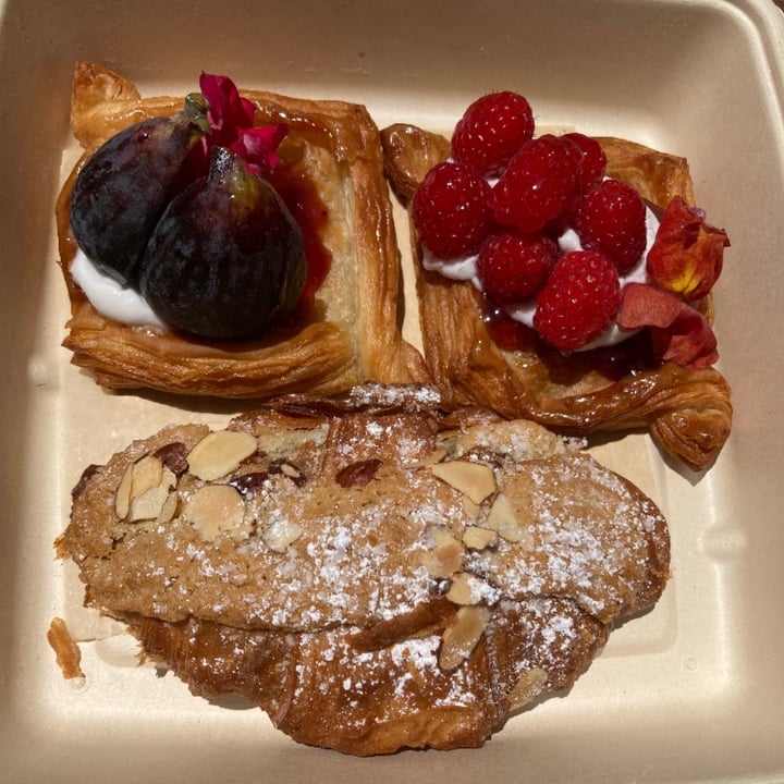 photo of Chaumont Vegan Almond croissant shared by @neonspacebanana on  08 Sep 2021 - review