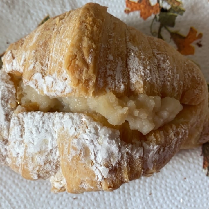 photo of Le Panem Croissant con pastelera vegana shared by @happinesita on  29 Oct 2021 - review