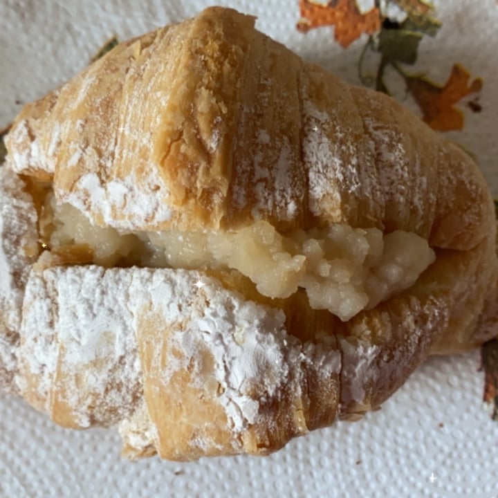 review photo of Le Panem Croissant con pastelera vegana shared by @happinesita on 29 Oct 2021 - review