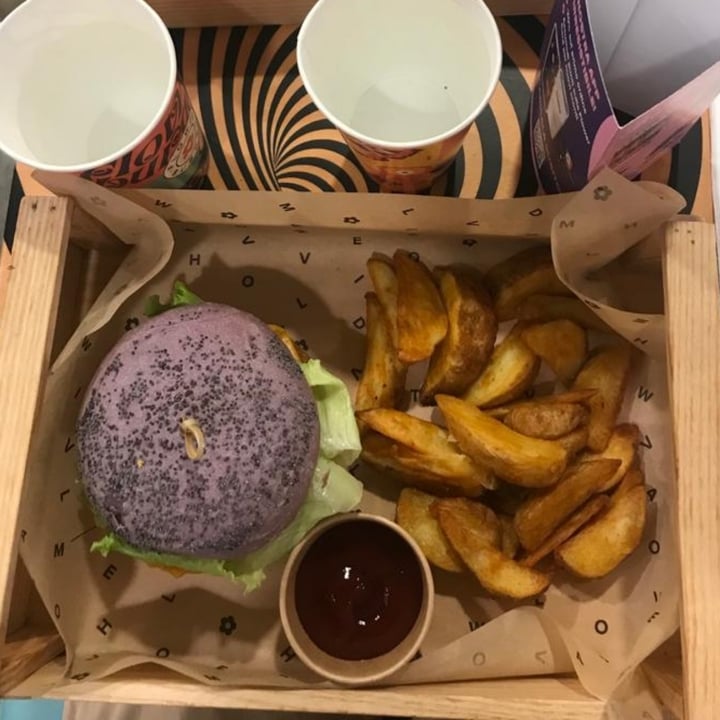 photo of Flower Burger purple cheesy shared by @lauracri on  28 Sep 2022 - review
