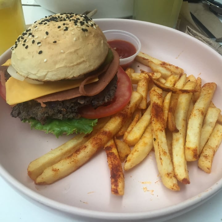 photo of Vegamo MX Cheeseburger shared by @zullybee on  26 Apr 2022 - review