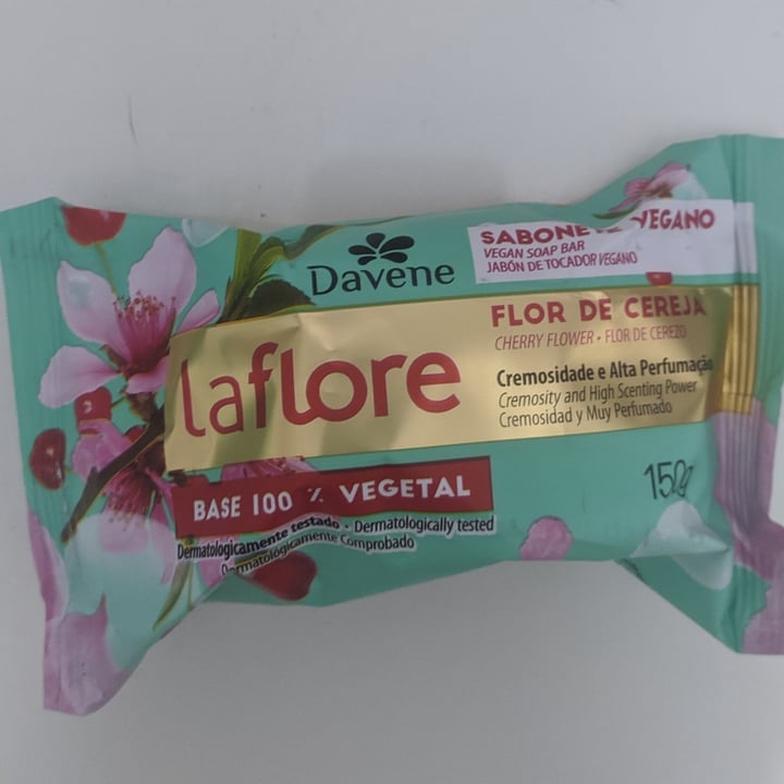 photo of Davene La flore sabonete vegetal flor de cereja shared by @shirlei on  13 Dec 2022 - review