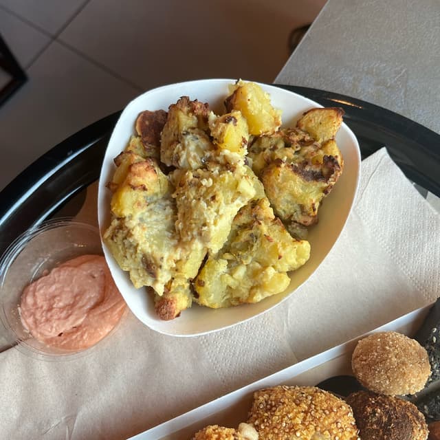 Photo of the dish “Patate al forno gratinate con salsa rosa”