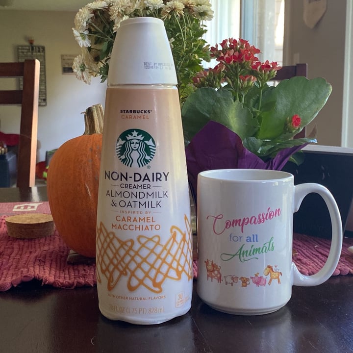 photo of Starbucks Almond milk and oat milk Caramel macchiato creamer shared by @kristyahimsa on  16 Oct 2021 - review