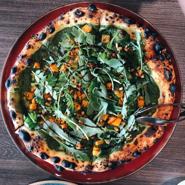 Foto del piatto “Roasted Delica Pumpkin, Wild Garlic Pesto, Rucola, Beluga Capers and Balsamico”