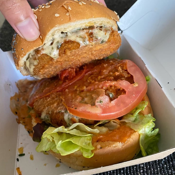 photo of Lekker Vegan Hyde Park Lekker Spicy Deluxe Burger shared by @kimehra on  07 Sep 2022 - review