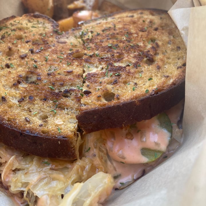 photo of Vegout Bethlehem Tofu Reuben shared by @avecdeschiens on  12 Oct 2021 - review