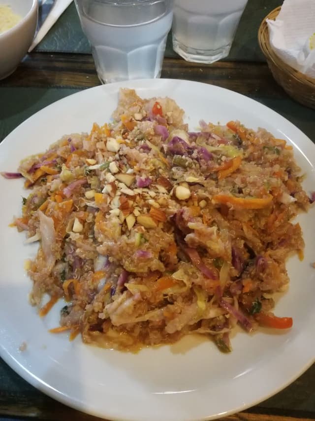 菜肴“Cazuela de quinoa con verduras salteadas con almendras”的照片