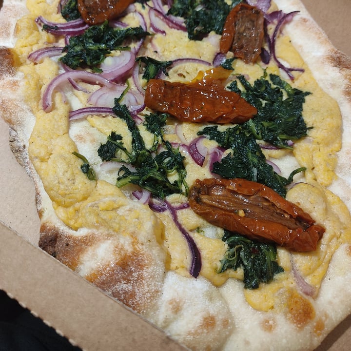 photo of ArVolo Ristorante Pizzeria Pizza con crema di cannellini, cicoria ripassata, cipolla di Tropea e pomodori secchi shared by @lauranguis on  05 Mar 2022 - review