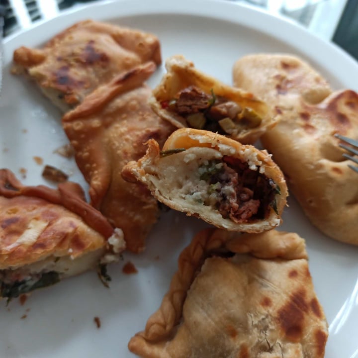 photo of La Reverde Parrillita Vegana Empanada de queso y champiñones shared by @belenroman on  22 Oct 2022 - review