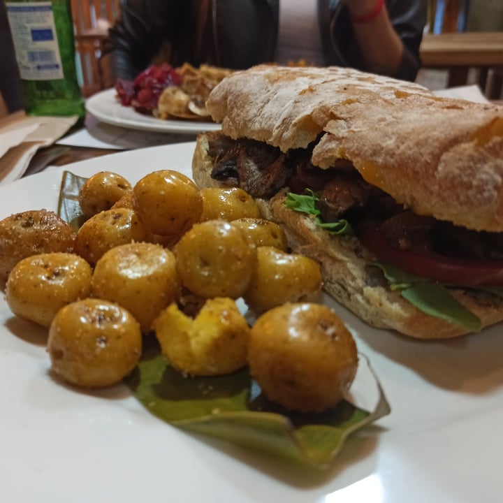photo of Veggie Beans and Shakes Sandwich de portobello shared by @nikotok on  11 Aug 2021 - review