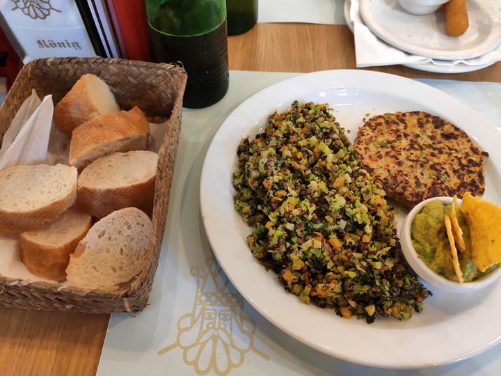 review photo of König Barcelona Born Quinoa con Verduras, Hamburguesa Vegetal y Guacamole shared by @belenmaqueda on 23 Nov 2019 - review