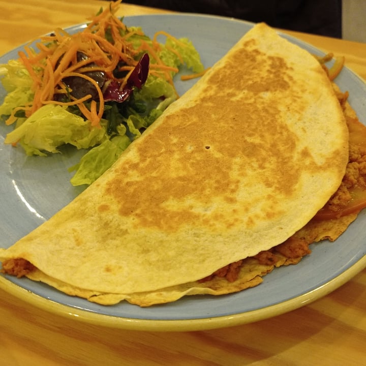 review photo of Entre Pedras Café Bar Vegano Quesadilla mexicana shared by @huellavegana on 17 Mar 2022 - review