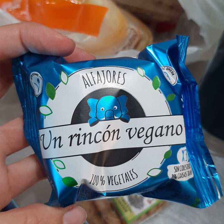 photo of Un Rincón Vegano Alfajor Triple Black Premium shared by @camillaolivia on  21 Oct 2020 - review