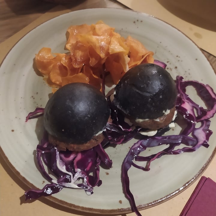 photo of Soul Kitchen Bao Buns Al Carbone Vegetale Con Burger Di Tempeh, Mayo Al Coriandolo, Insalatina Di Cavolo Viola E Chips Di Patata Dolce shared by @bisy on  15 Mar 2022 - review