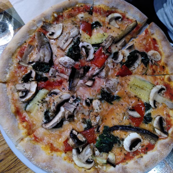 photo of Pizza Paco S L Pizza de verduras y champis shared by @walkabout-veg on  08 Jul 2022 - review