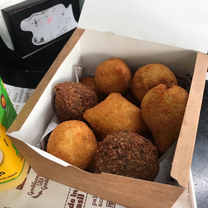 photo of Um Sonho de Coxinha (Cantina Vegana) Caixa com salgados shared by @evelinlima on  21 Oct 2022 - review