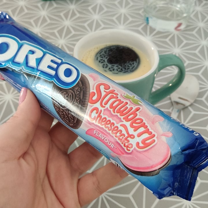 photo of  Mondelēz International Oreo strawberry cheesecake shared by @serenasofia on  05 Apr 2022 - review