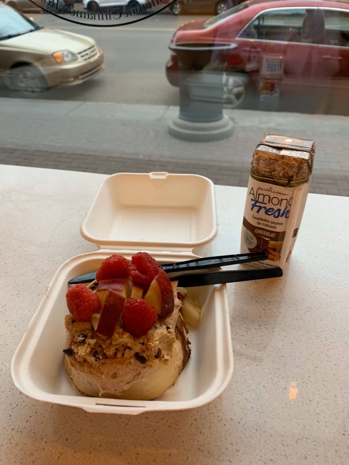 review photo of Cinnaholic Custom Cinnamon Bun shared by @veganmegandl on 14 Jan 2020 - review