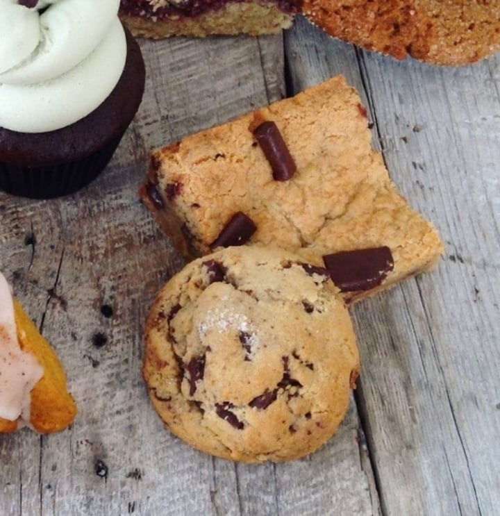 photo of Beard's Coffee Bar And Bakery Toffee Blondie Bar shared by @distantstarwoman on  01 Apr 2020 - review