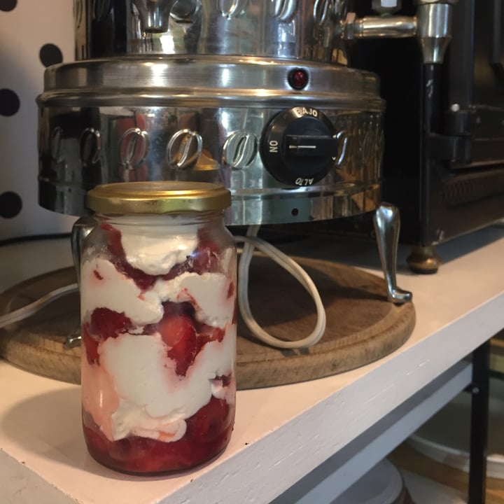 review photo of Almacén De La Plaza Vegan Frutillas con crema vegetal shared by @emile on 22 Dec 2021 - review
